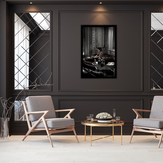 Ingelijste Poster 'Vrouw in lobby'
