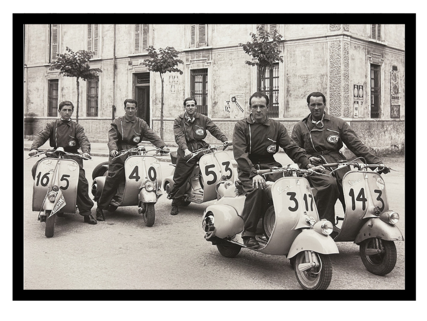 Ingelijste poster 'Vespa Gtv Sei Giorni '