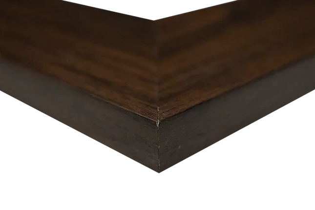 Close-up van de hoek van een donker houten lijst met zichtbare houtnerf en strakke afwerking