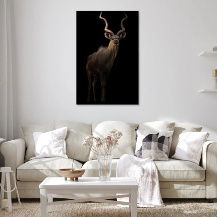 Moderne woonkamer met beige bank, witte tafel en wanddecoratie met afbeelding van een kudu antilope