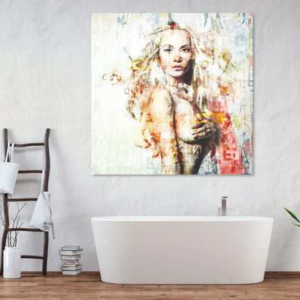 Moderne badkamer met vrijstaand bad en abstract kunstwerk van vrouw met blond haar aan wand