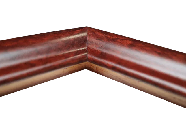 Close-up van een klassieke donkerbruine houten lijst met elegante profilering en hoekverbinding