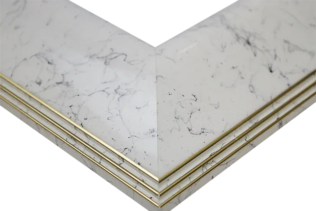Close-up van luxe marmerlook lijst met gouden accenten, perfect voor interieurdecoratie