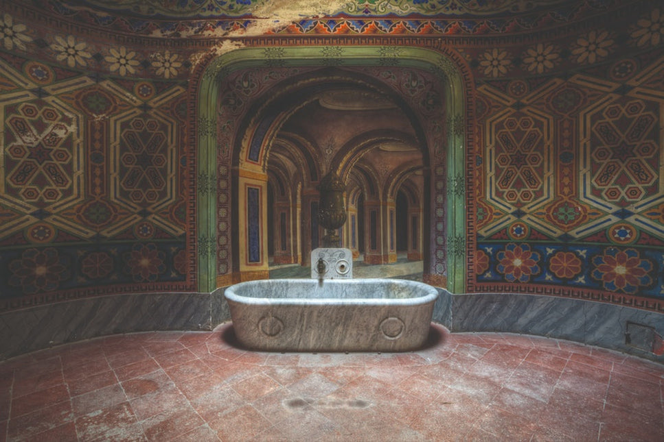 Schilderij 'Badkamer in verlaten kasteel 2.0'