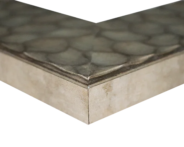 Detail close-up van gelamineerd houten plaat met patroon en scherpe hoek, gebruikt voor meubels