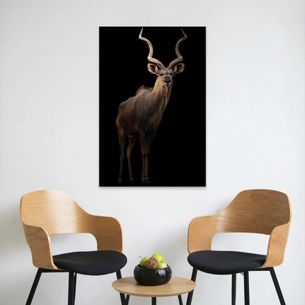 Moderne woonkamer met houten stoelen, ronde tafel met fruit en kunstfoto van kudu antilope aan muur