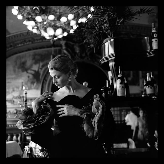 Ingelijste poster 'Elegante Woman in Parijs'