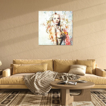 Modern woonkamer met beige leren bank, houten salontafel en kunstwerk van vrouw aan textuurmuur