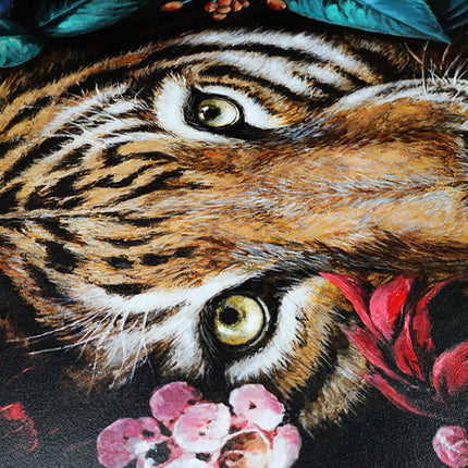 Canvas schilderij 'Tijger in bloemen' met baklijst