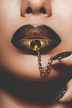 Aluart schilderij 'Golden lips with chain'