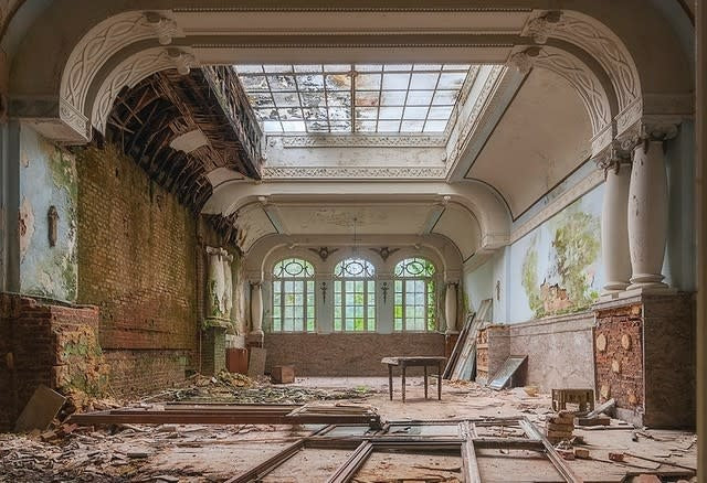 Aluart schilderij van Truus Nijland 'Verlaten Gebouw'