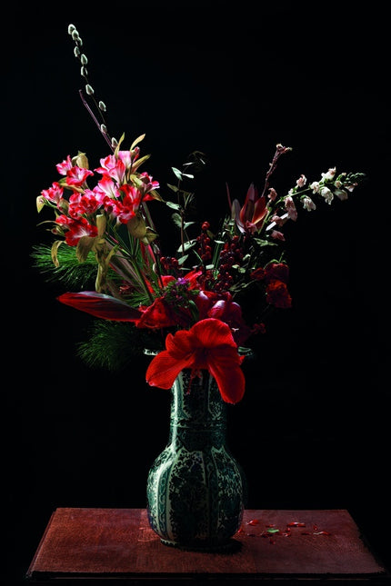 Aluart schilderij 'Delfst blauwe vaas met rode bloemen'