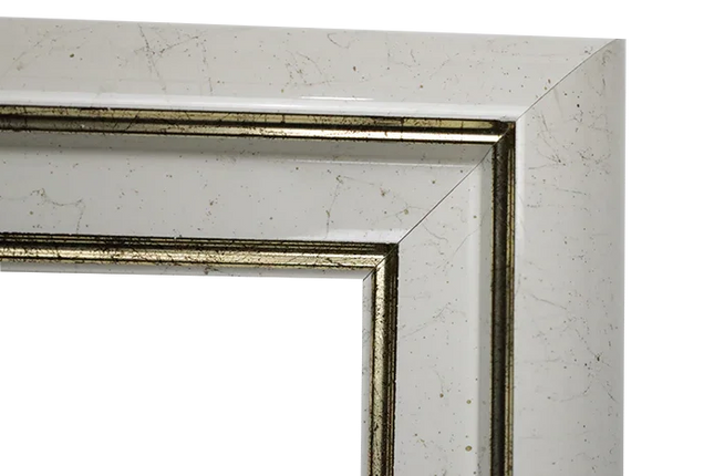 Witte fotolijst met gouden rand en zichtbare slijtage en vlekken