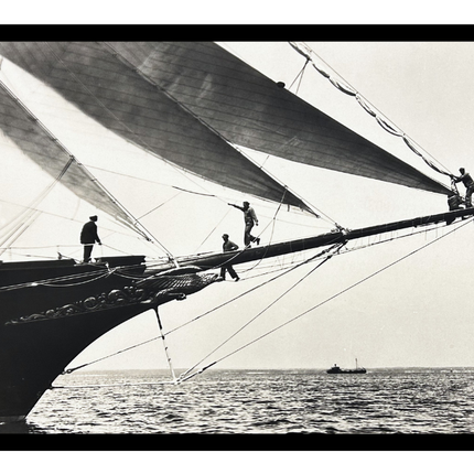 Ingelijste poster 'Ship Crewmen standing on the Bowsprit 1923'