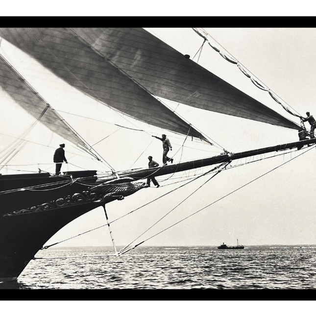 Ingelijste poster 'Ship Crewmen standing on the Bowsprit 1923'