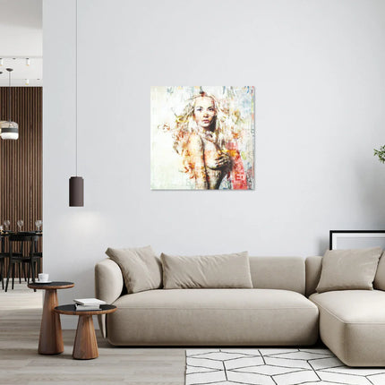 Modern woonkamer met beige stoffen hoekbank, abstracte vrouwenkunst aan witte muur
