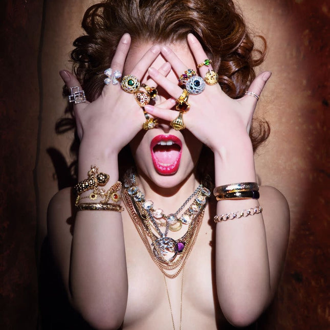 Aluart schilderij 'A Lot Of Jewellery'
