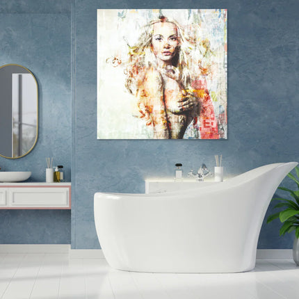 Moderne badkamer met witte vrijstaande badkuip, blauw textuurmuur en popart schilderij van vrouw