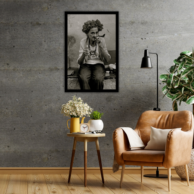 Ingelijste poster 'Oma met sigaar'