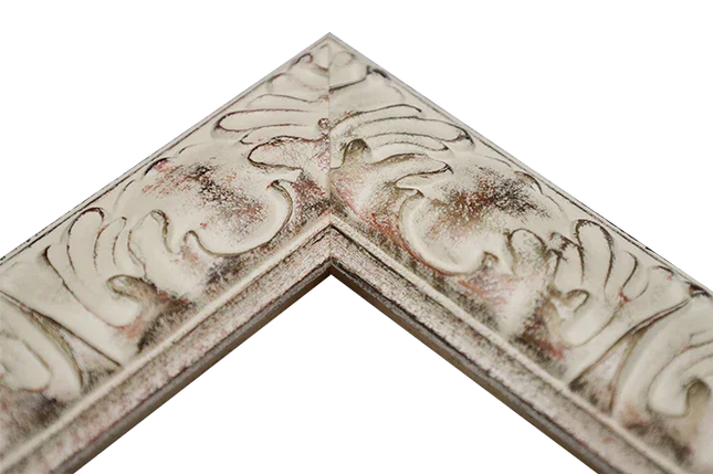 Close-up van een hoek van een witte, antiek ogende barok fotolijst met versierde reliëfdetails