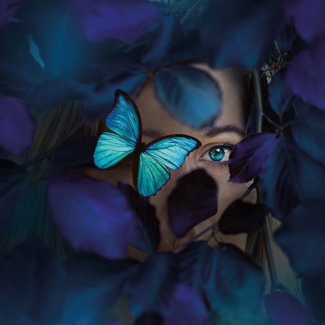 Aluart schilderij 'The Blue Butterfly Woman'