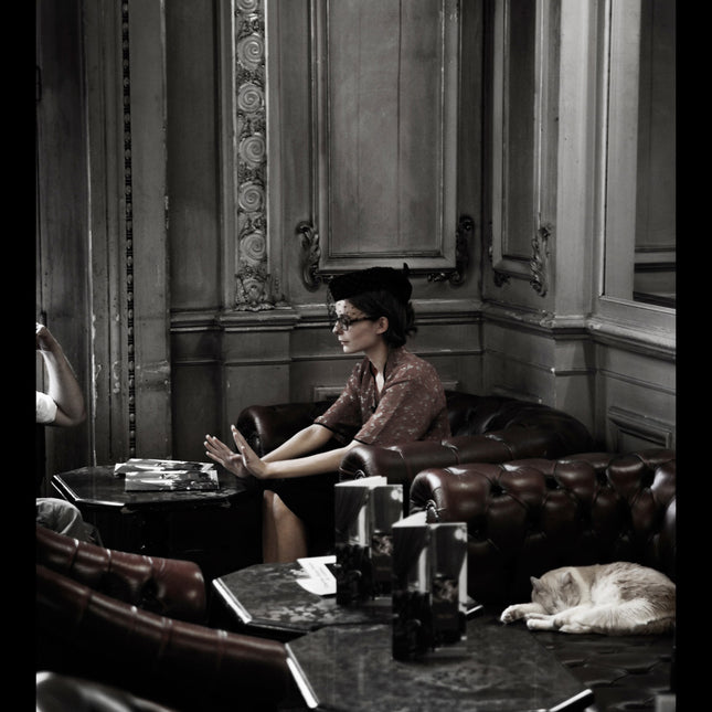 Ingelijste Poster 'Vrouw in lobby'