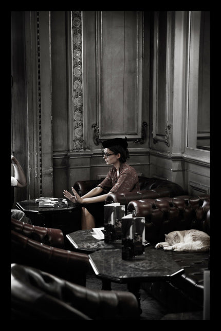 Ingelijste Poster 'Vrouw in lobby'