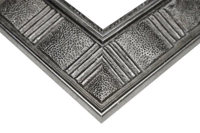 hoek van decoratieve metalen fotolijst met gestructureerd patroon en streepdelen
