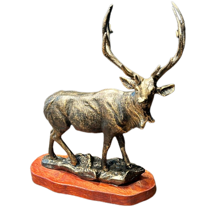 Bronzen beeld 'Massief edelhert'