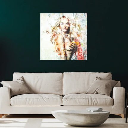Moderne woonkamer met beige bank, sierkussens, marmeren salontafel en kleurrijk kunstwerk aan muur