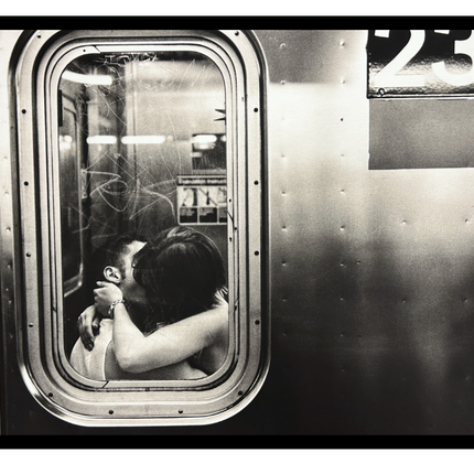 Ingelijste poster 'Kissing in a Subway car'