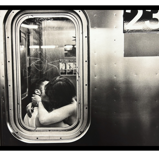 Ingelijste poster 'Kissing in a Subway car'
