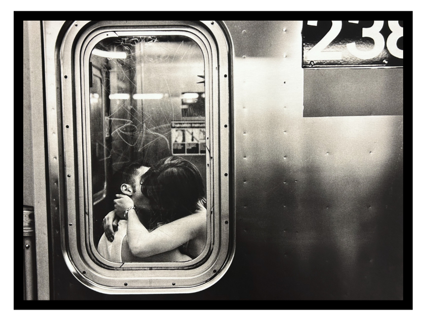 Ingelijste poster 'Kissing in a Subway car'