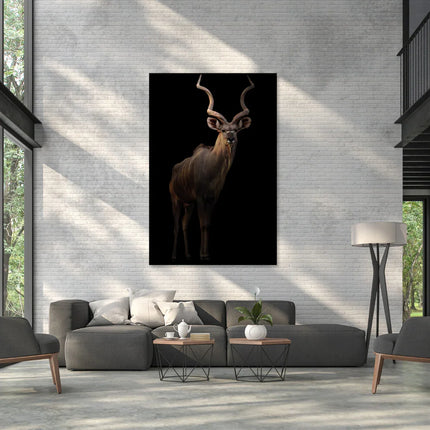 Moderne woonkamer met grijze bank en kunstwerk van kuduantilope aan witte bakstenen muur