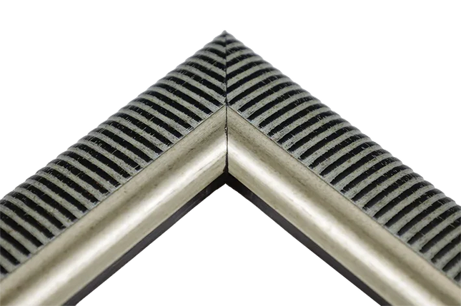 Hoekdetail van zwarte en zilveren lijst met brede ribbels en gladde binnenrand