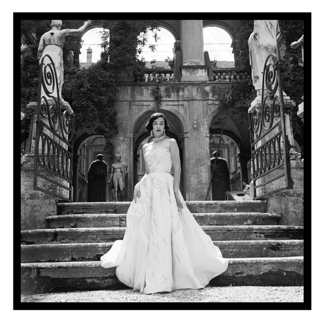 Ingelijste poster 'Woman in white dress'