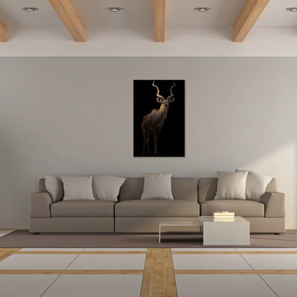 Moderne woonkamer met beige bank, neutrale kussens, glazen salontafel en kuddeldier kunst aan muur