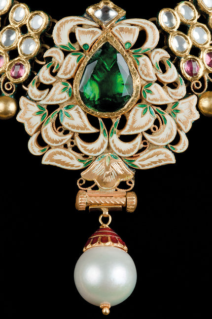 Schilderij 'Close-up of Necklace'