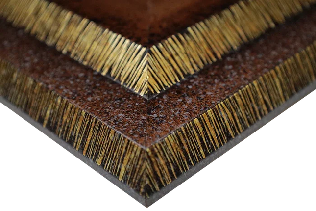 Close-up van bruine granieten grafsteen met goudkleurige ingelegde details en strakke afwerking