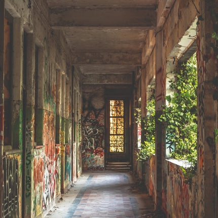 AluArt schilderij 'Abandoned Hall'