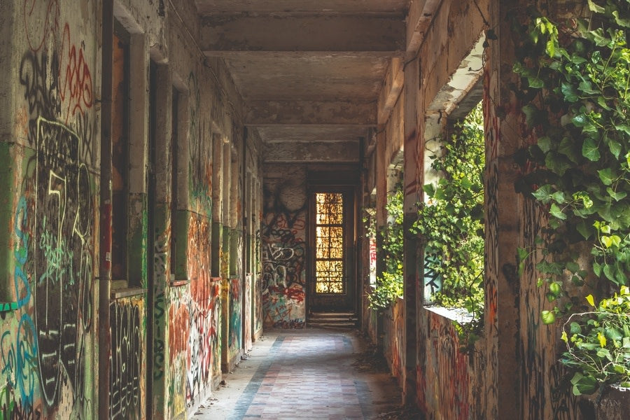 Schilderij 'Abandoned Hall'