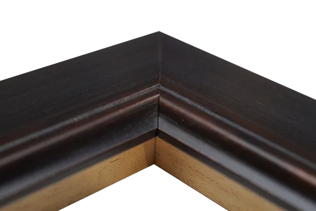 Hoekdetail van donkere houten lijst met verfijnde structuur en lichte achterzijde