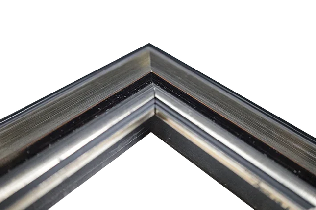 Close-up van een hoekige zwarte en metalen fotolijst met een moderne afwerking