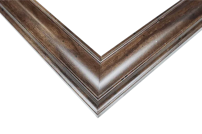 Donkere houten hoeklijst met geprofileerde rand en natuurlijke houtnerf textuur