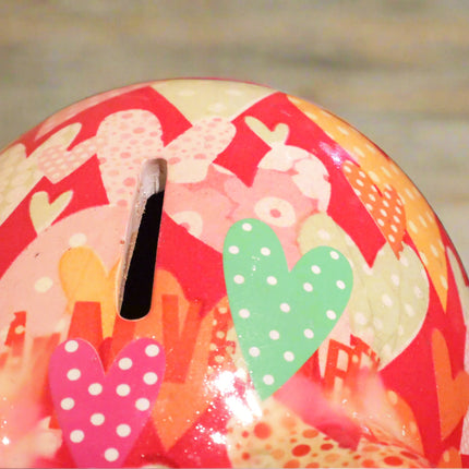 Beeld 'Pig Hearts Piggy Bank'